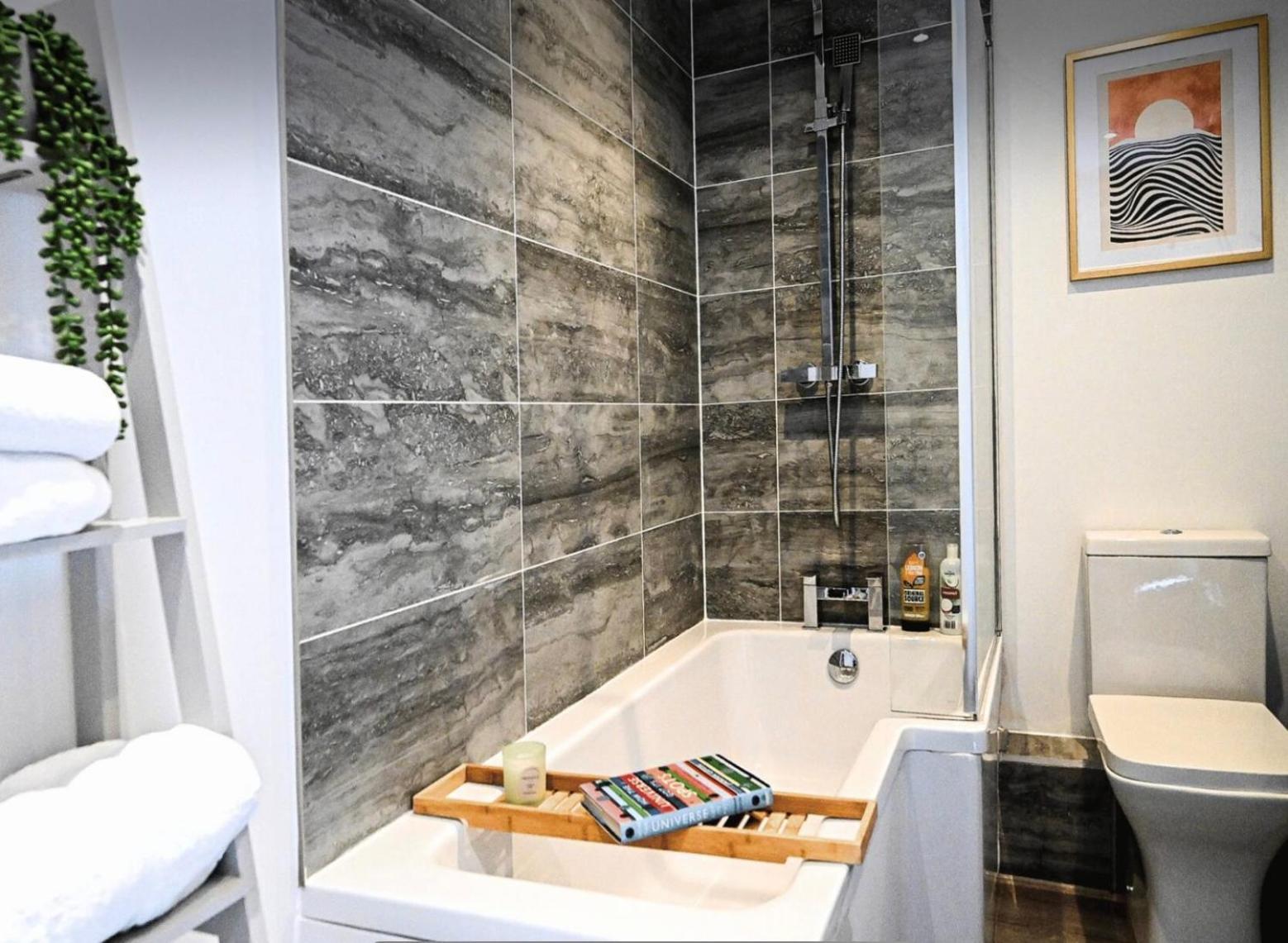 Riverstone - 2 Bed Modern In Location *